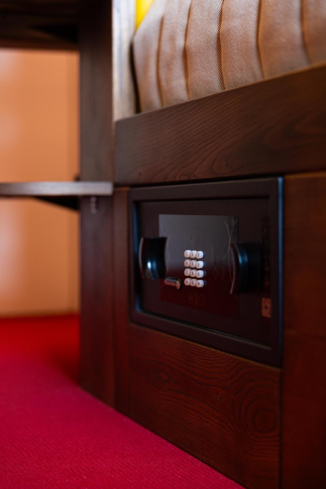 !Fest Hotel Rynok Square Львов Экстерьер фото